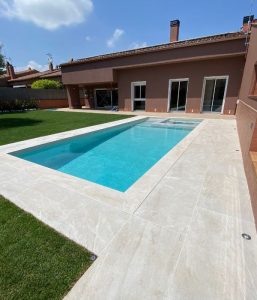 Jardin con piscina y porche Exagres