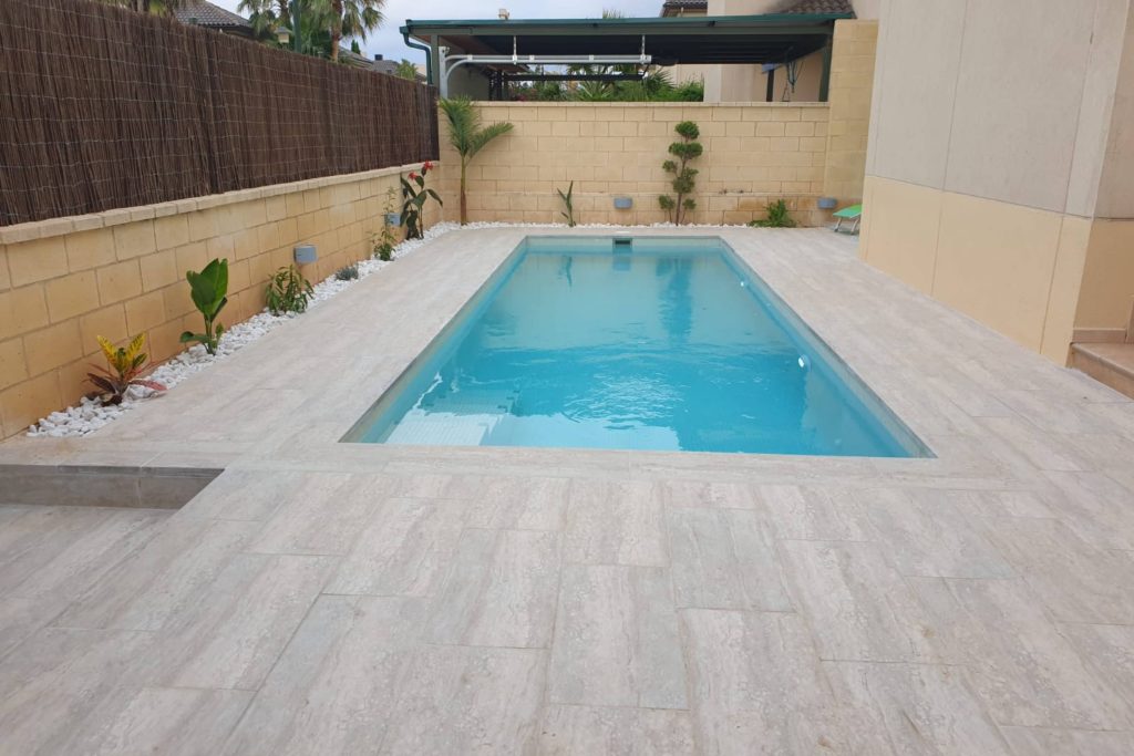 Jardin con piscina y porche Exagres1