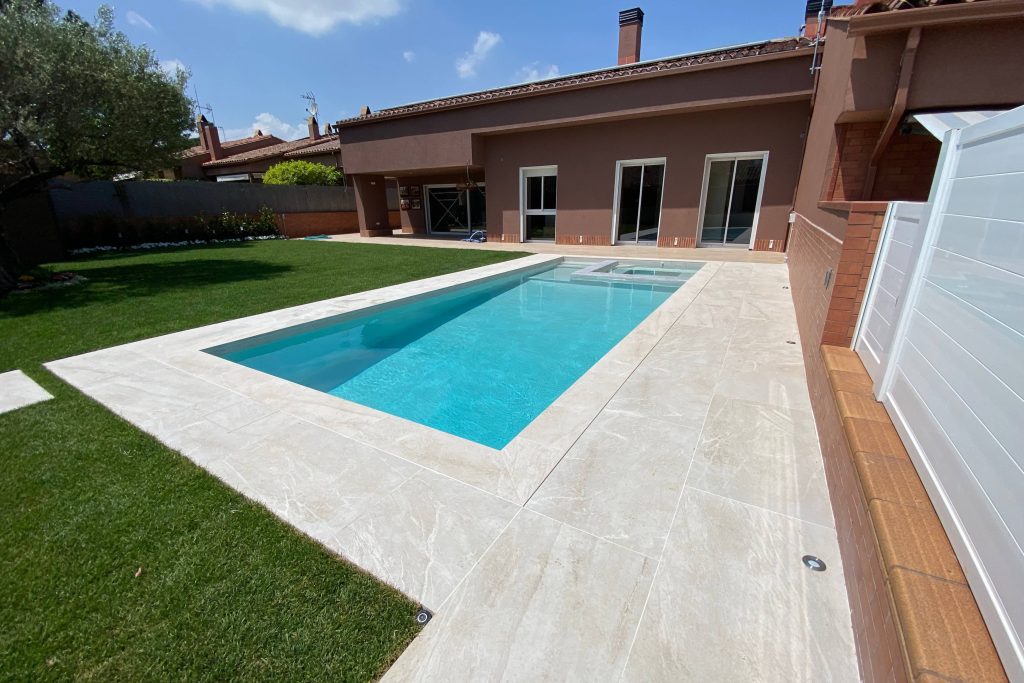 Jardin con piscina y porche Exagres3