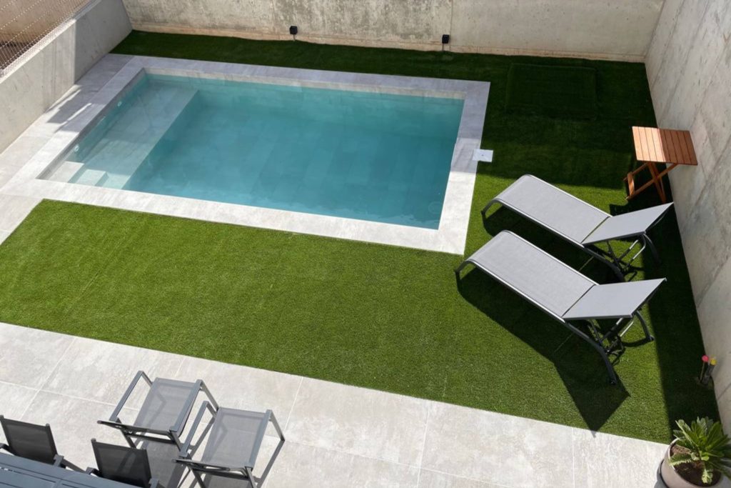 Jardin con piscina y porche Exagres4